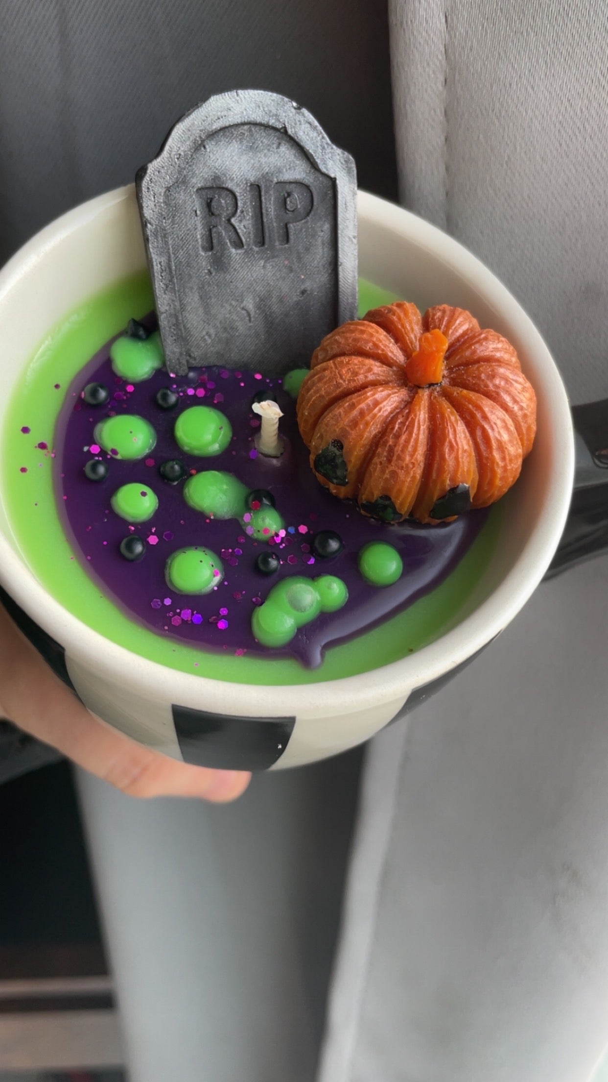 💚 🖤 💚 Bougie “Beetlejuice” – L’appel du déjanté macabre