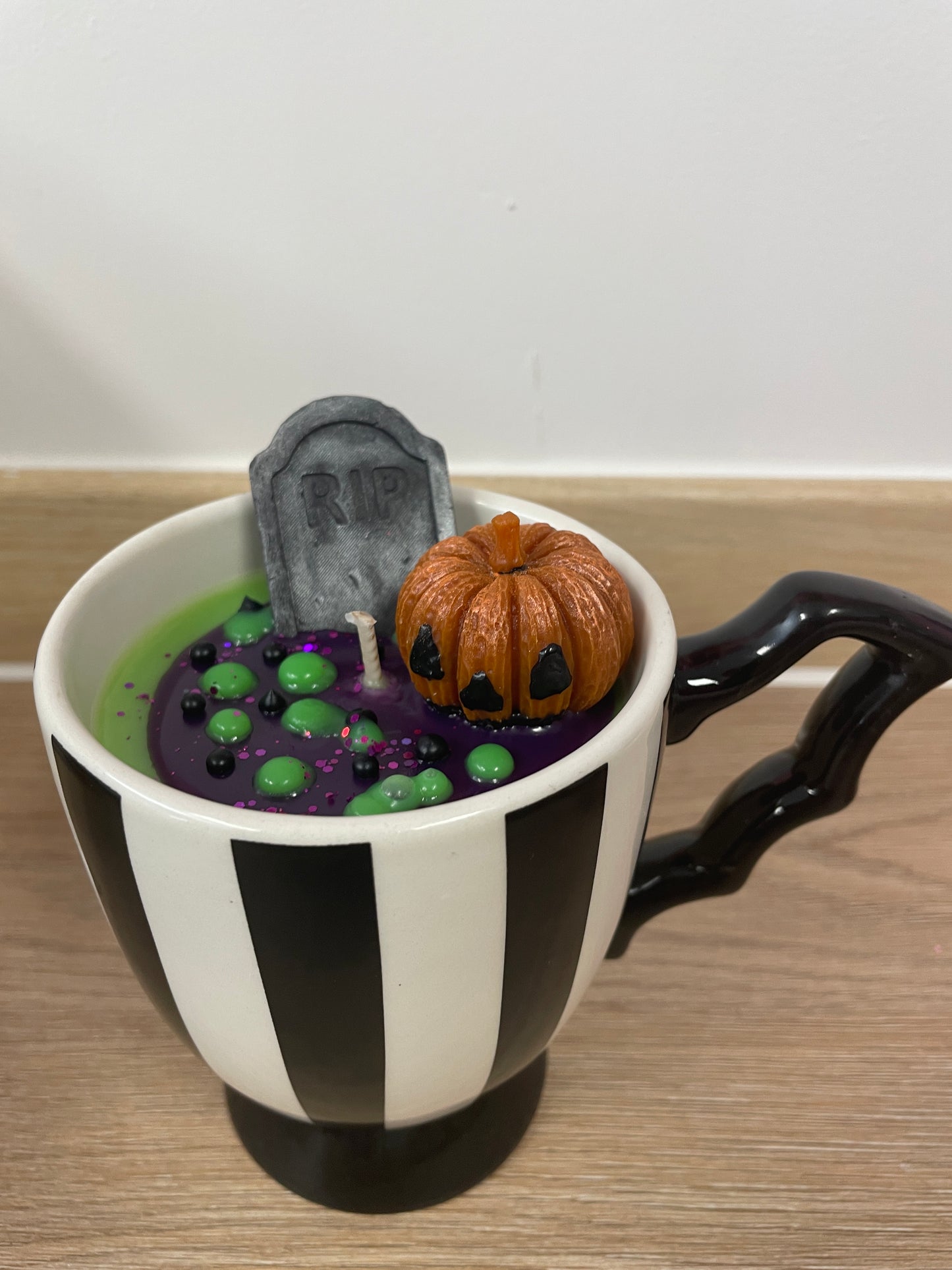💚 🖤 💚 Bougie “Beetlejuice” – L’appel du déjanté macabre