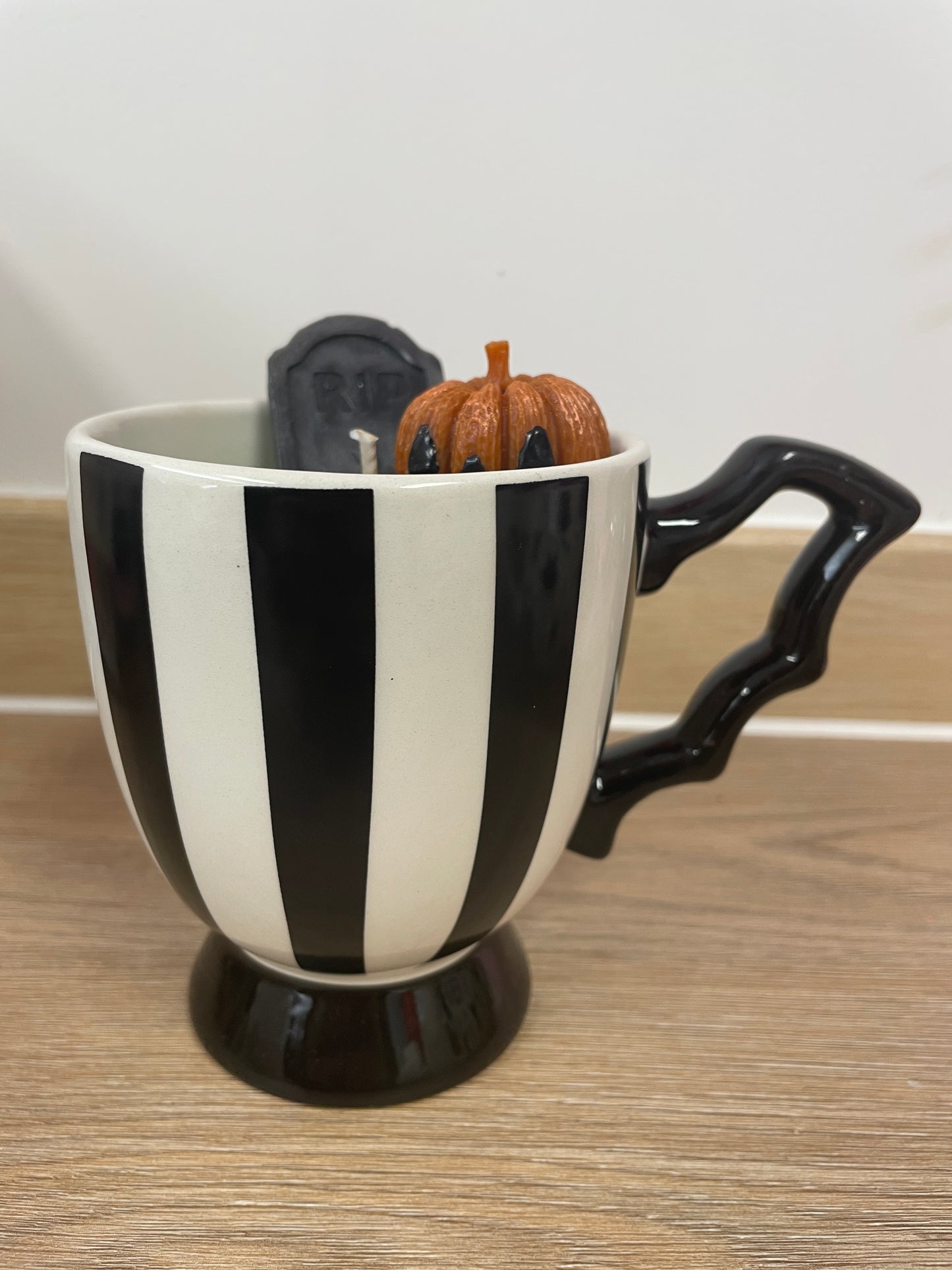 💚 🖤 💚 Bougie “Beetlejuice” – L’appel du déjanté macabre